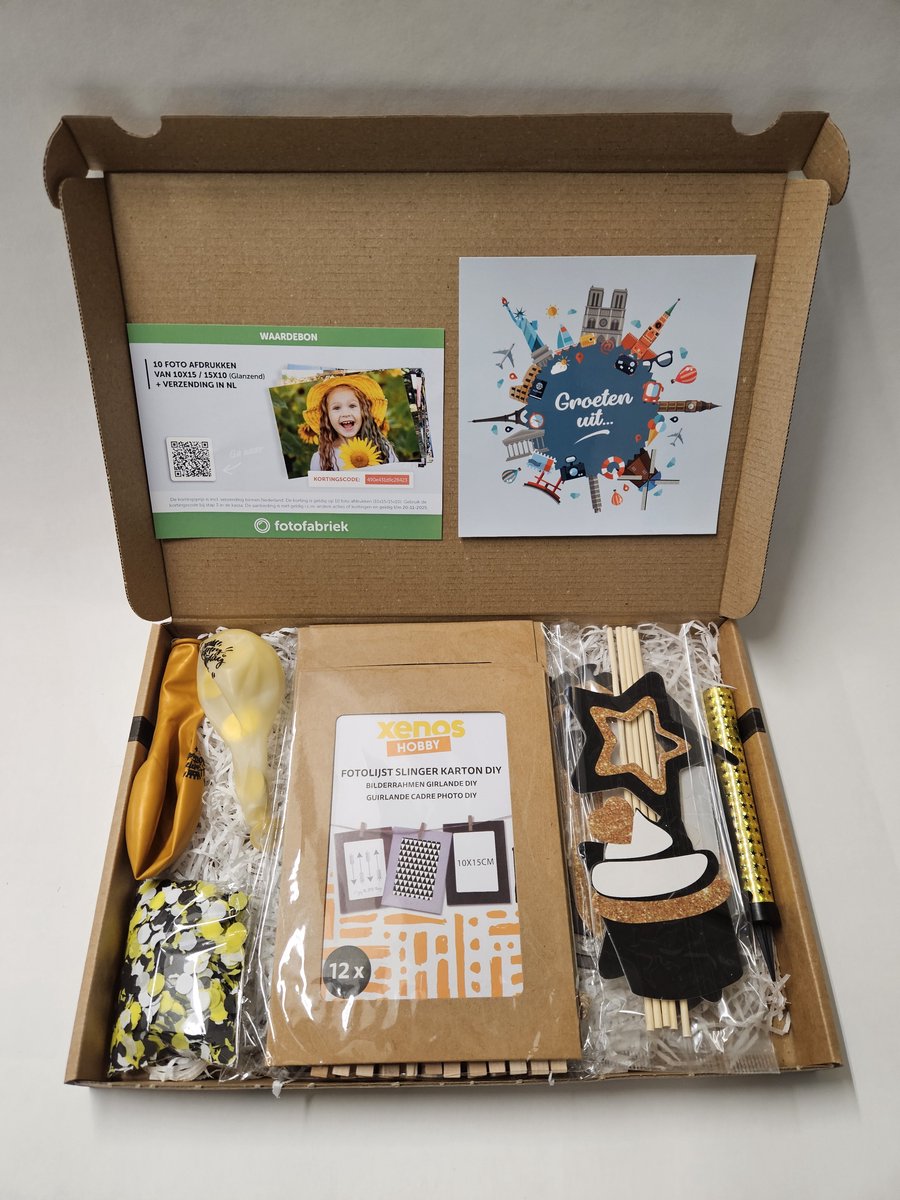 Foto Pret Pakket - Groeten Uit met fotocadeaubon, mystery card met persoonlijke (video)boodschap en vele foto-feestartikelen | Verjaardag | Jubileum | Zomaar